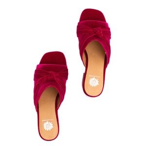 yellow box Osini Platform Heel in a pinkish red velvet Size 8 M. NWOT